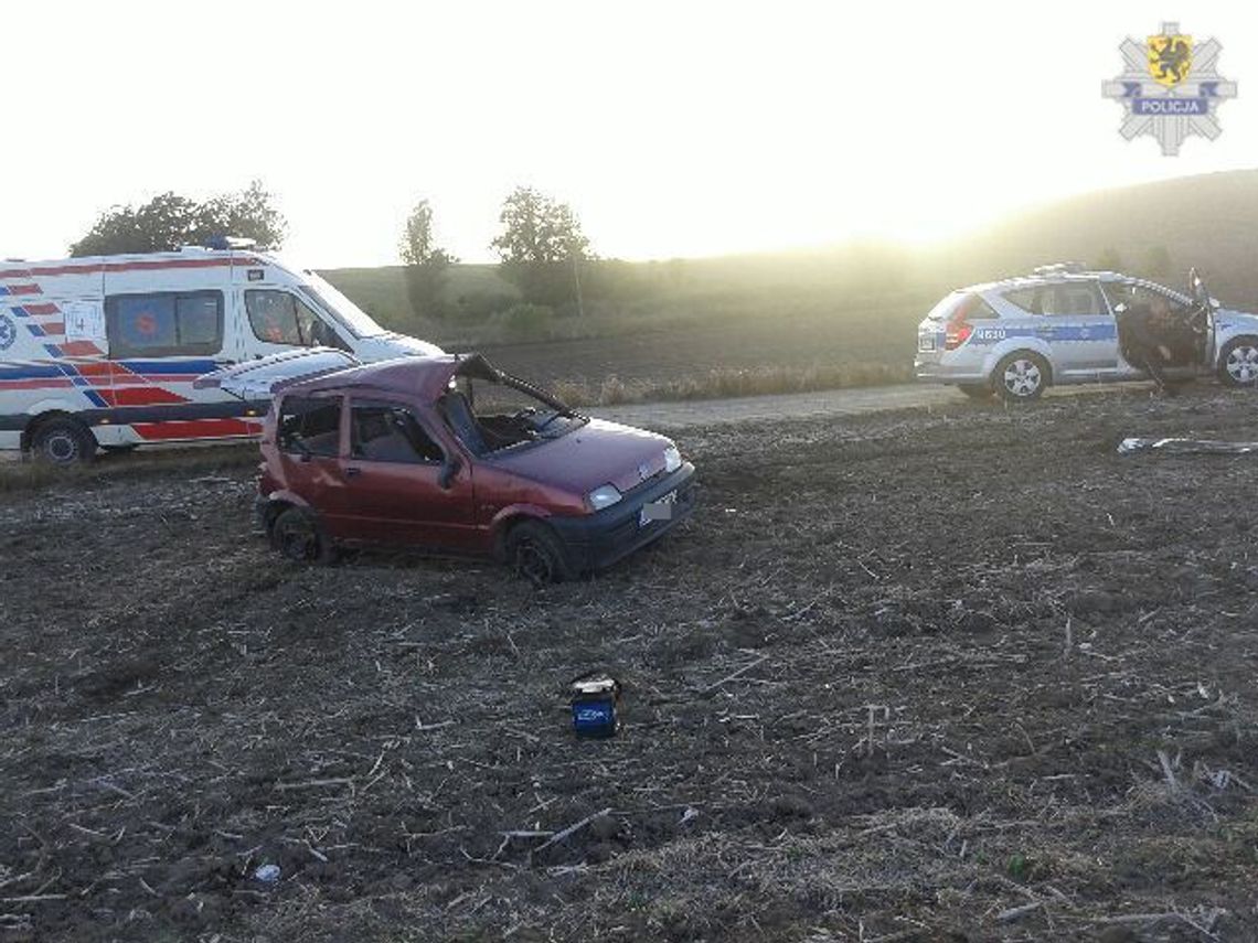 Z pięcioma promilami dachował na pole Z pięcioma promilami dachował na pole