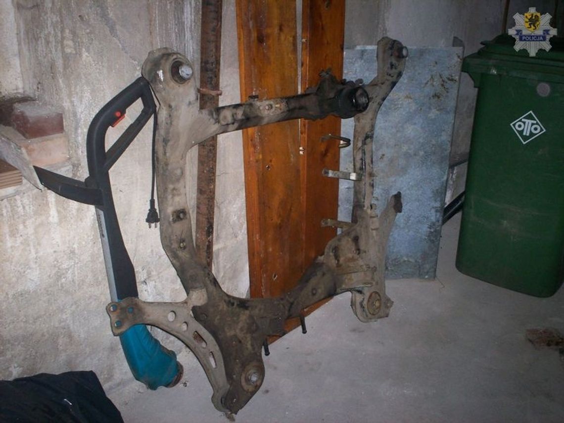 Z posesji prosto na złom - część auta na wózku Z posesji prosto na złom - część auta na wózku