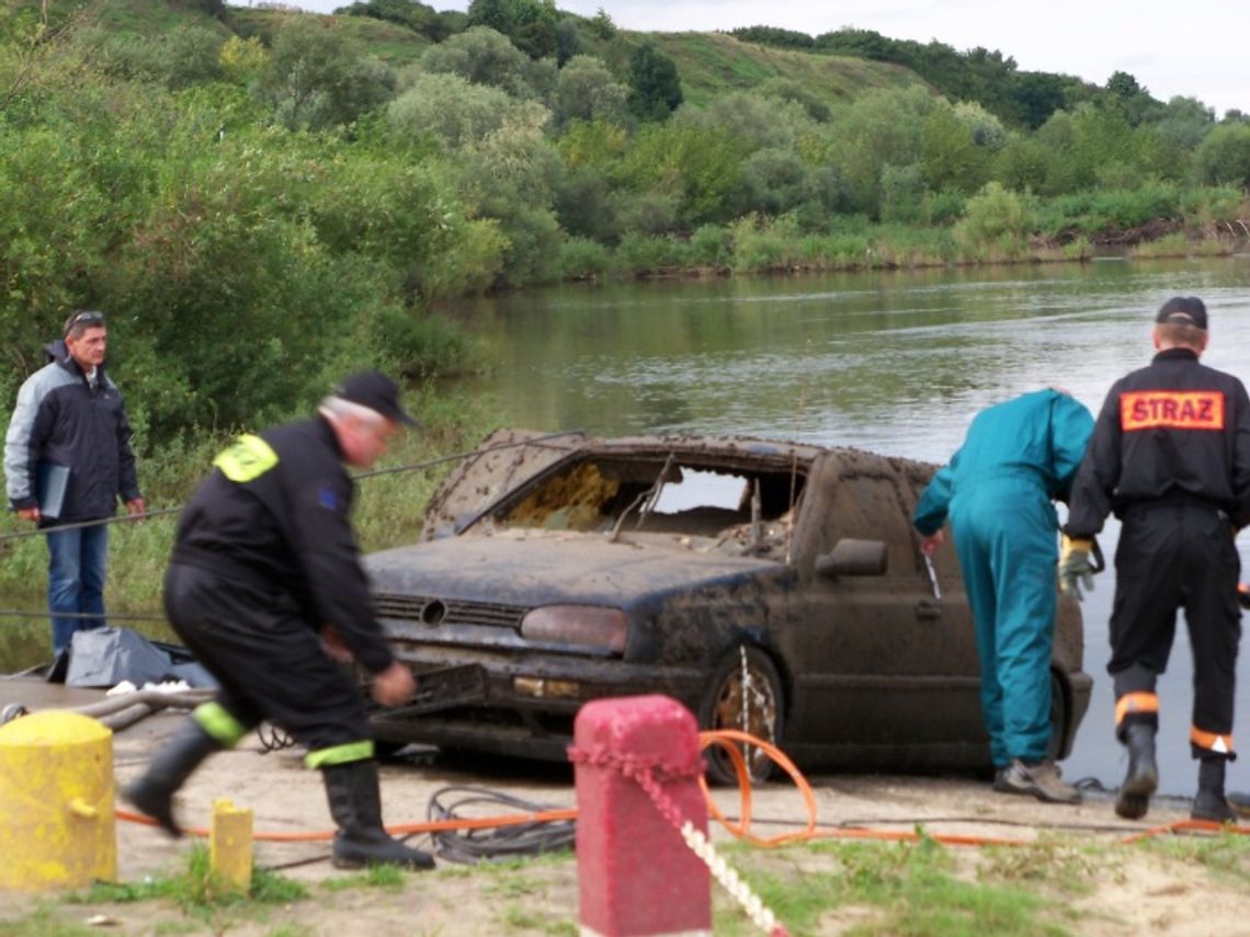 Z Wisły wyłowiono samochód ze zwłokami Z Wisły wyłowiono samochód ze zwłokami