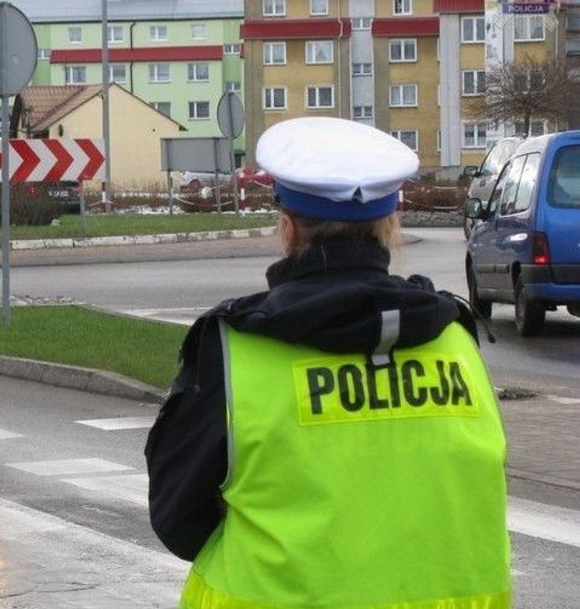 Z wózkiem sklepowym po ulicy