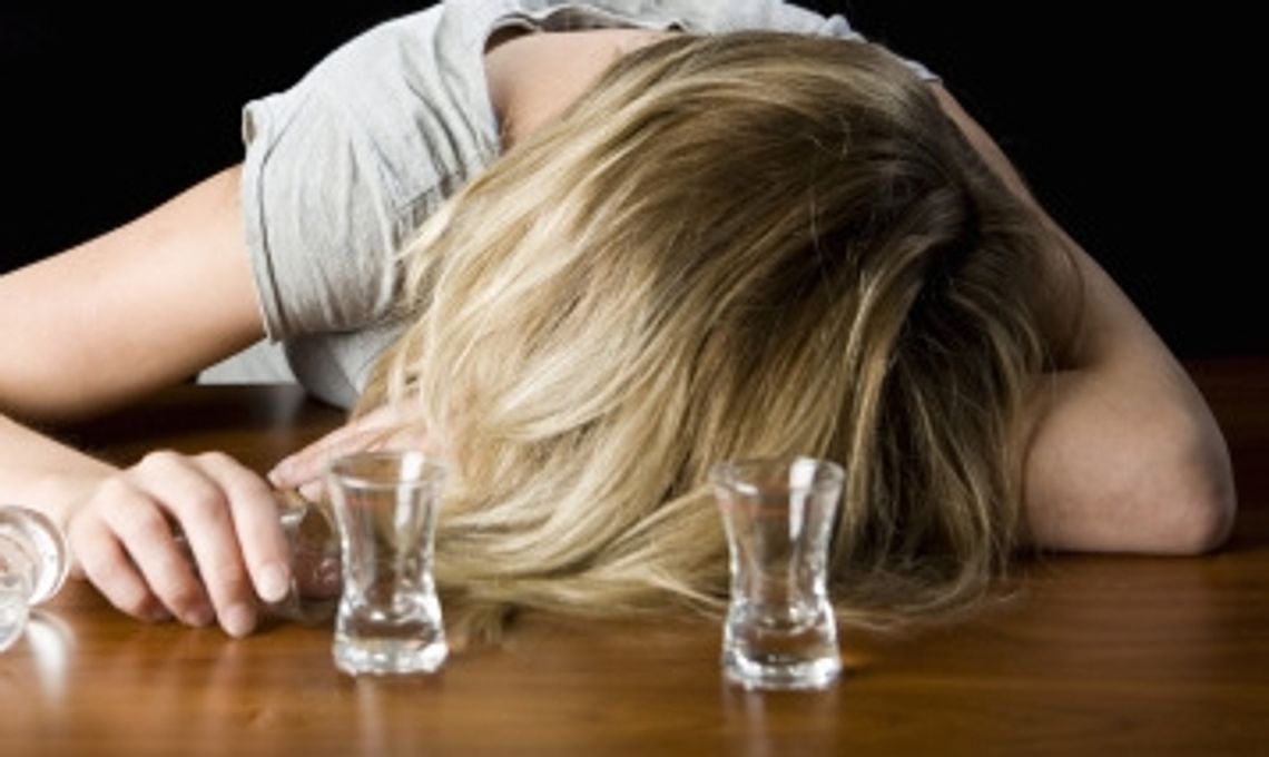 Za ladą na bani - pijana ekspedientka obsługiwała klientów 