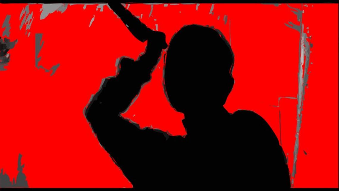 Zaatakował nożem przyjaciela swojej partnerki. Stawiał opór i został potraktowany paralizatorem... Zaatakował nożem przyjaciela swojej partnerki. Stawiał opór i został potraktowany paralizatorem...