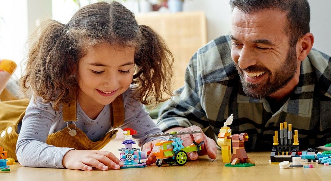 Zabawa pomaga dzieciom w rozwoju i kształtowaniu ich przyszłości, jednak co trzeci rodzic nie ma na nią czasu Zabawa pomaga dzieciom w rozwoju i kształtowaniu ich przyszłości, jednak co trzeci rodzic nie ma na nią czasu