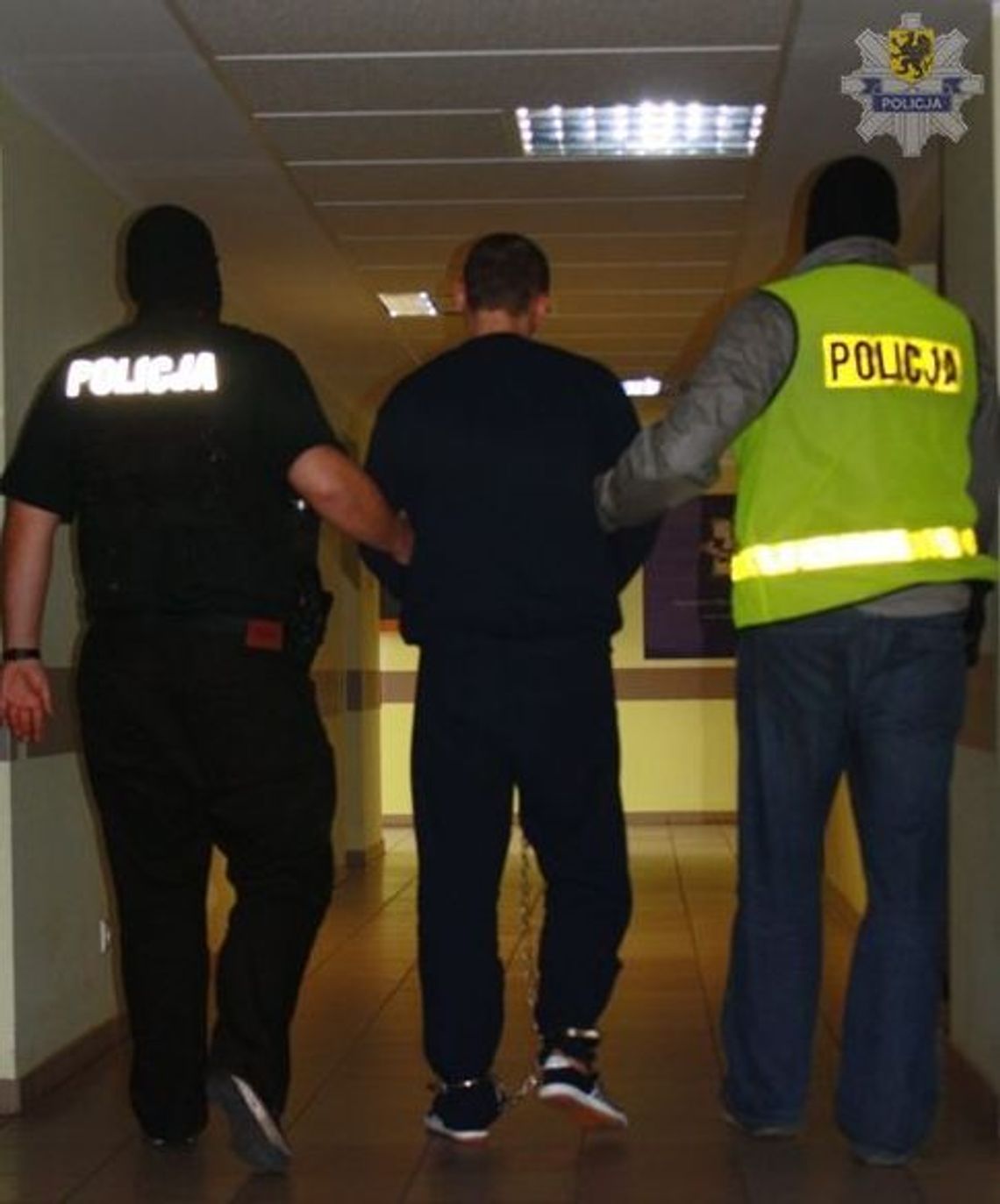 Zabójstwo - zakrwawiony mężczyźna leżący na ulicy Zabójstwo - zakrwawiony mężczyźna leżący na ulicy