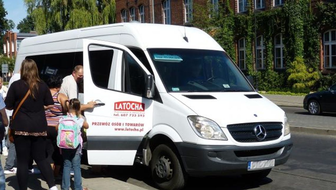 Zabrali im jedyny autobus do Tczewa. Ale mogą iść 1,5 km na przystanek... Zabrali im jedyny autobus do Tczewa. Ale mogą iść 1,5 km na przystanek...