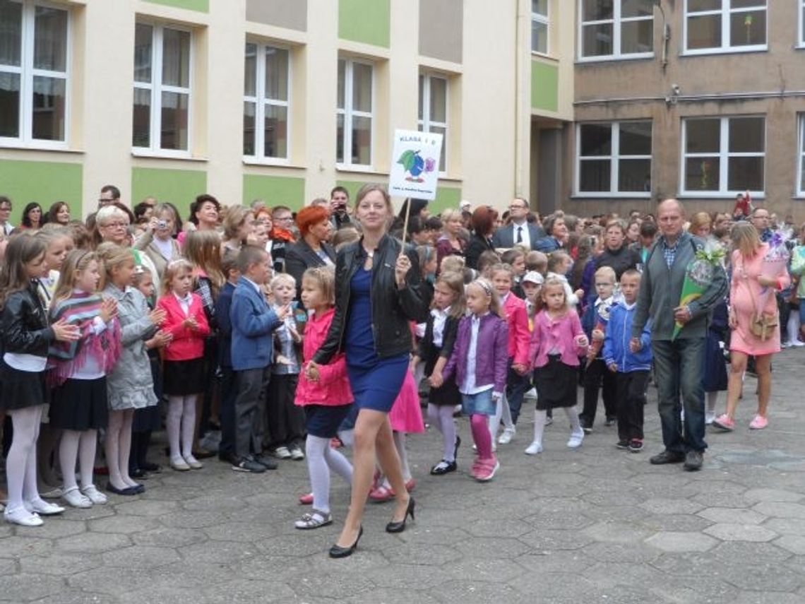 Zabrzmiał pierwszy dzwonek - uczniowie skończyli wakacje Zabrzmiał pierwszy dzwonek - uczniowie skończyli wakacje