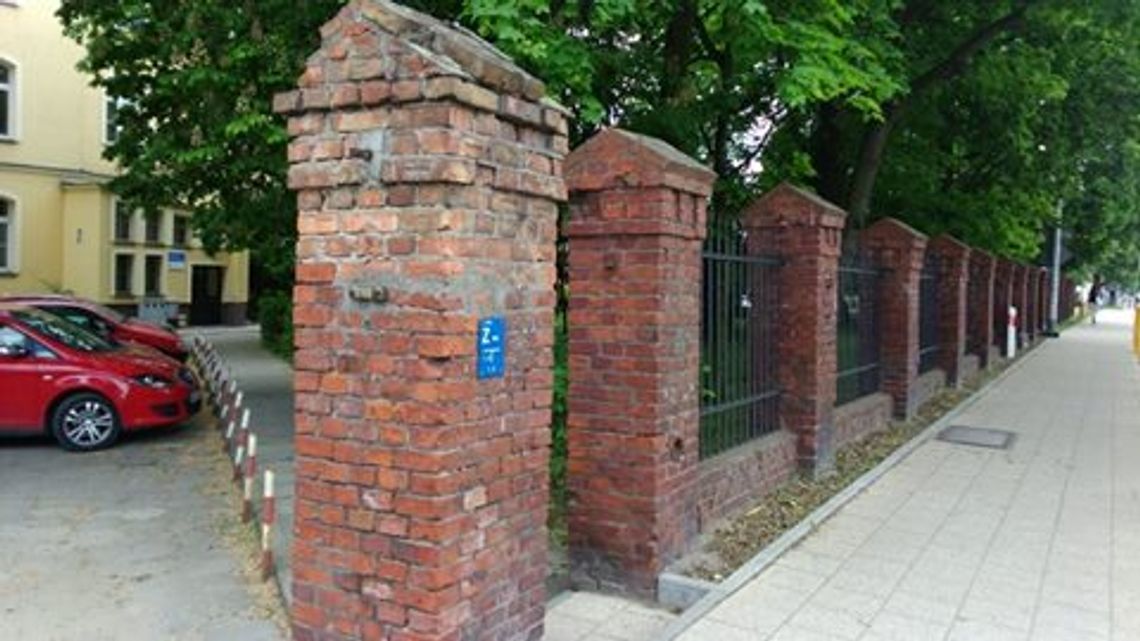 Zabytkowy mur do remontu Zabytkowy mur do remontu