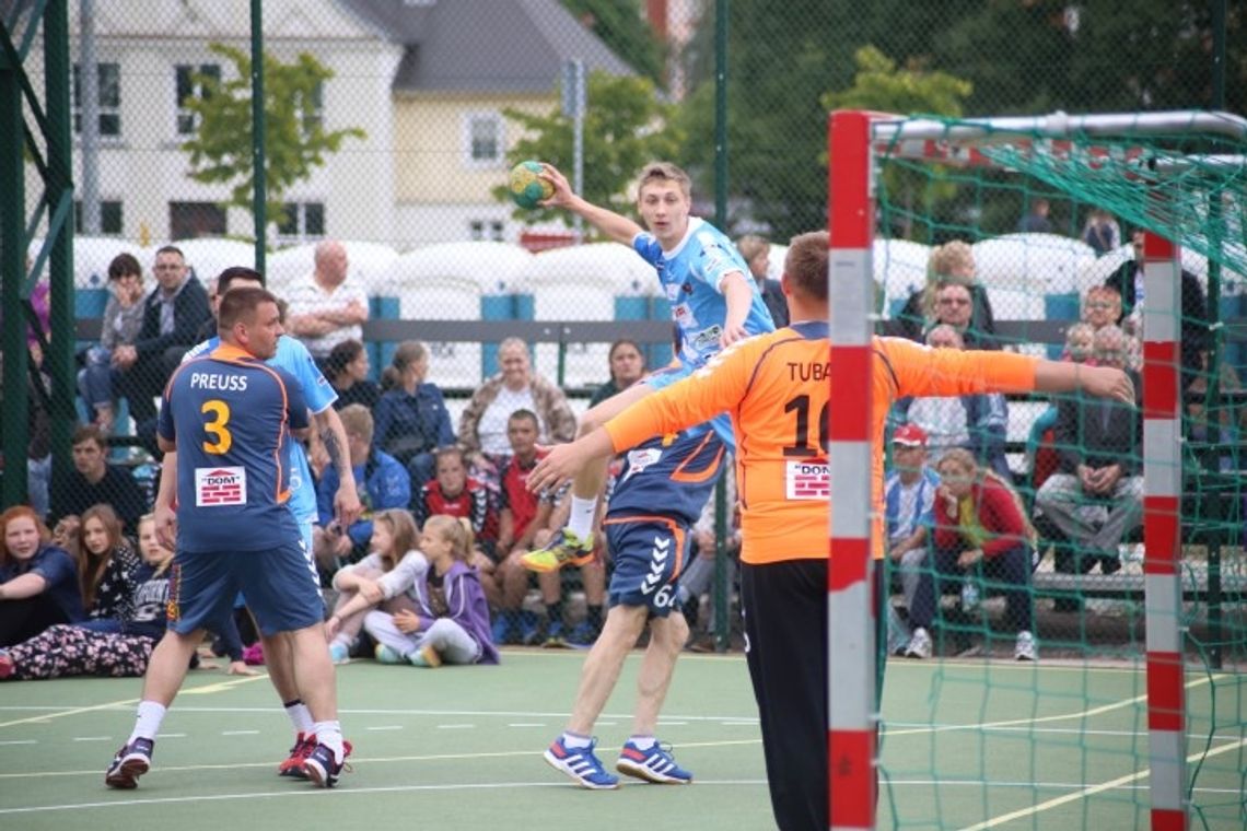 Zacięta walka przy tenisowym stole Zacięta walka przy tenisowym stole