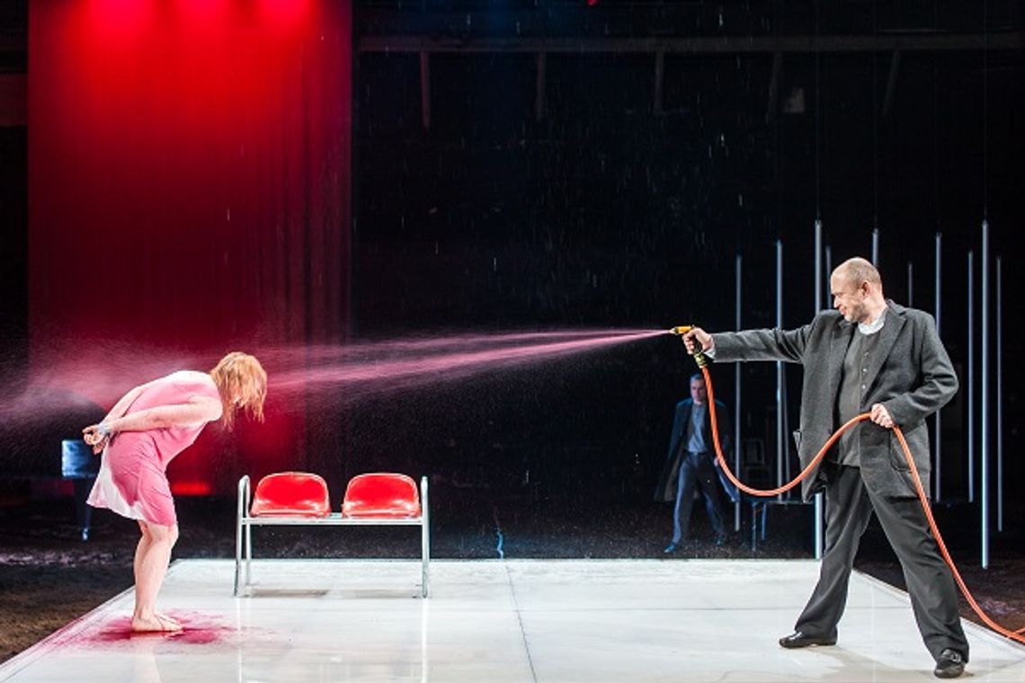 Zaczyna się od wyjścia wulgarnej "showmanki" Zaczyna się od wyjścia wulgarnej "showmanki"