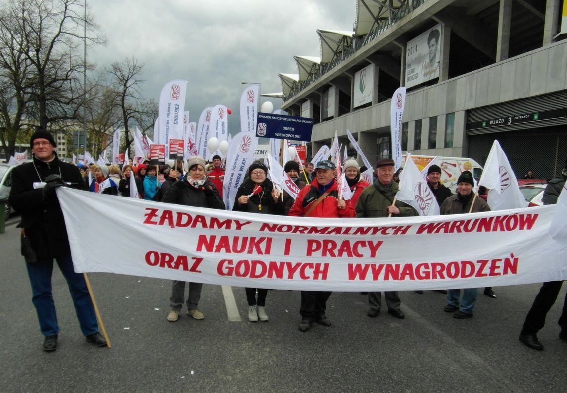 Żądają podwyżek i szacunku. Nauczyciele z Tczewa protestowali Żądają podwyżek i szacunku. Nauczyciele z Tczewa protestowali