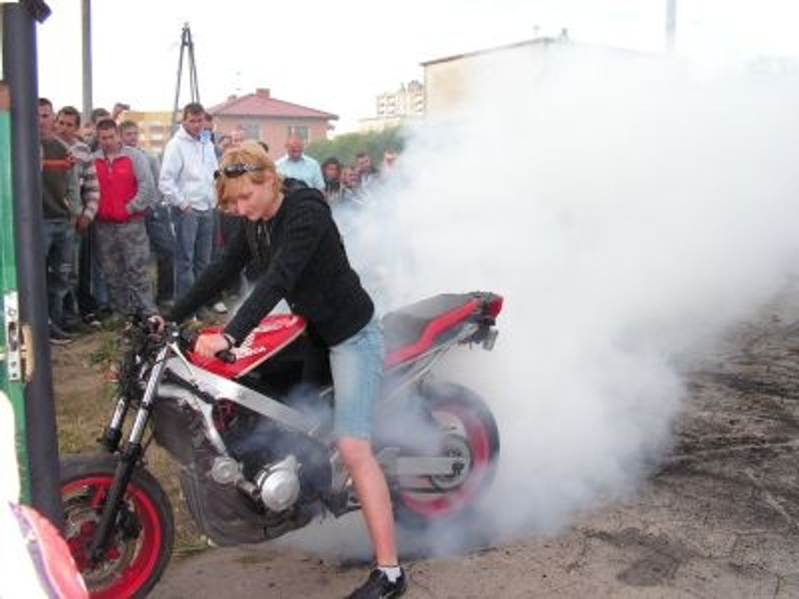 Zagrali na dachu, w proteście spalili chiński wyrób Zagrali na dachu, w proteście spalili chiński wyrób