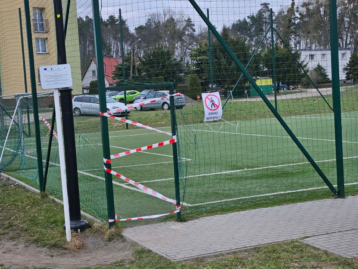 Zakaz wstępu na boisko osiedlowe w Pelplinie. Pod sztuczną murawą zapadła się ziemia