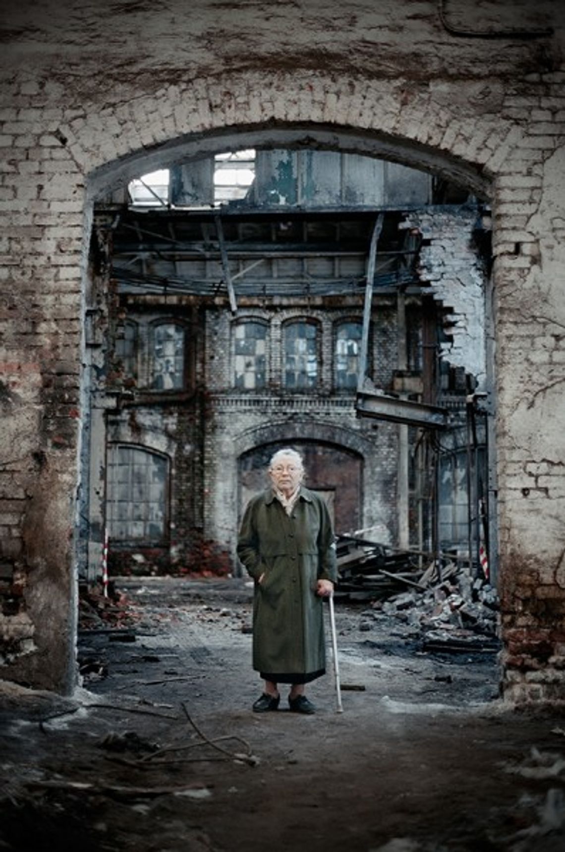 "Zakazany" portret Anny Proletariuszki - Walentynowicz w ruinach Stoczni Gdańskiej "Zakazany" portret Anny Proletariuszki - Walentynowicz w ruinach Stoczni Gdańskiej