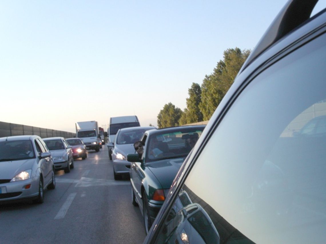 Zakorkowana "jedynka". Tiry wolą drogę krajową od autostrady. Bo taniej… Zakorkowana "jedynka". Tiry wolą drogę krajową od autostrady. Bo taniej…