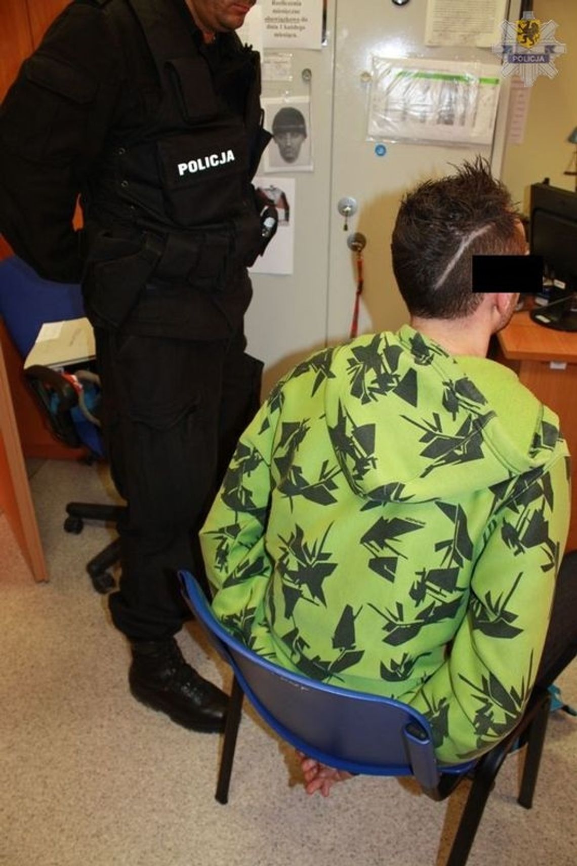 Zakosili na dyskotece torebki z kanapy 