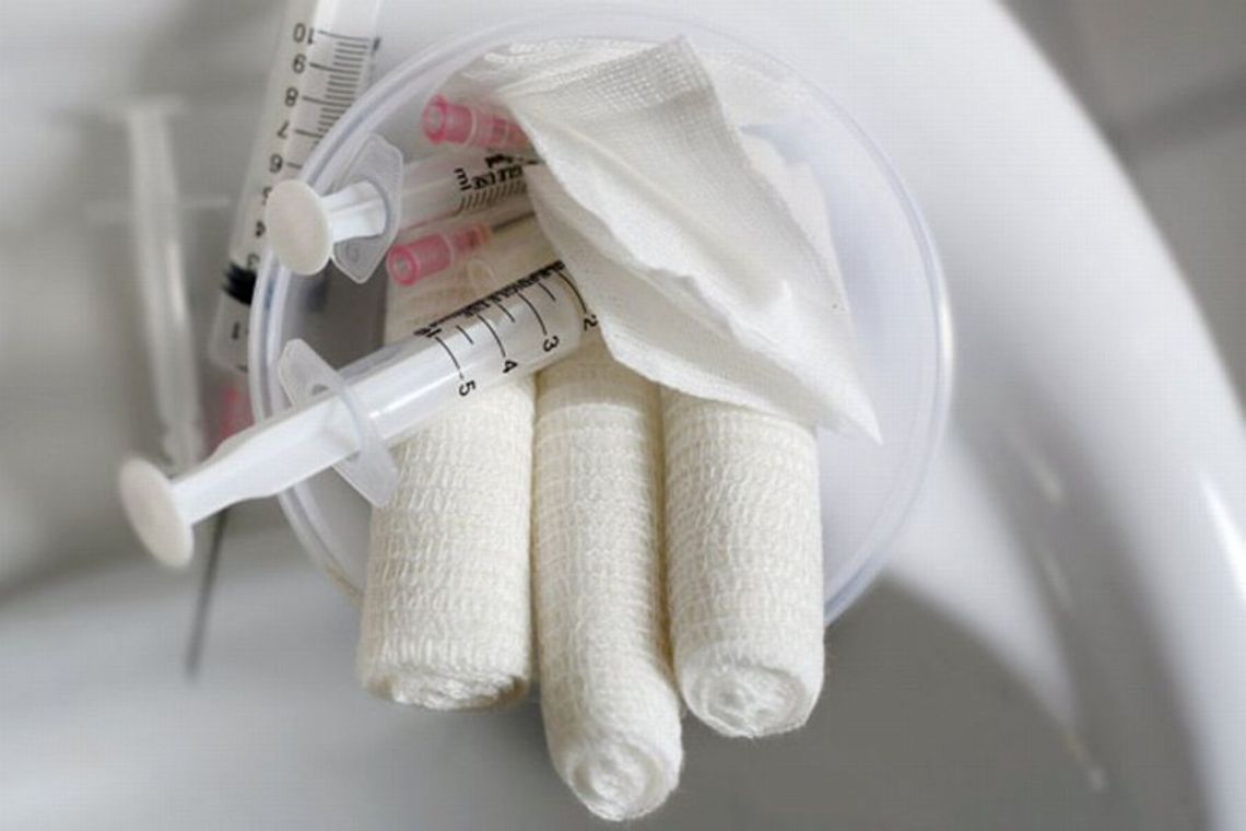 Zakrwawione chusty chirurgiczne, zużyte igły, strzykawki na składowisku Zakrwawione chusty chirurgiczne, zużyte igły, strzykawki na składowisku