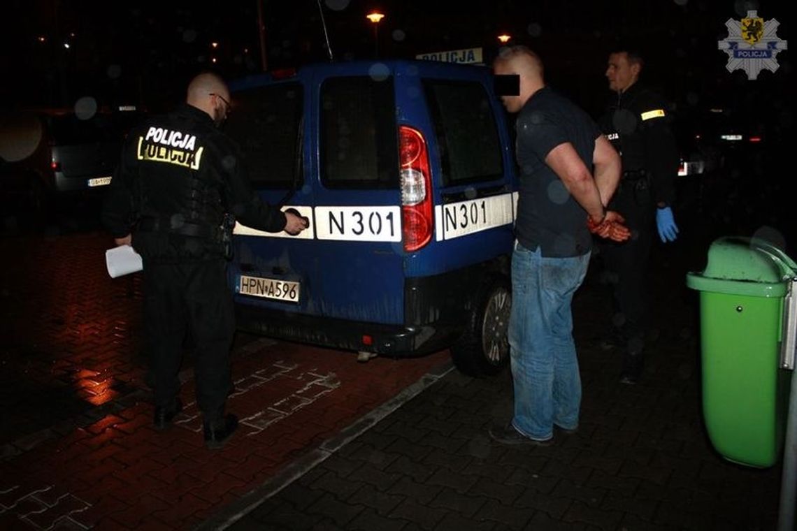 Zakrwawiony, agresywny i pijany mężczyzna zniszczył samochód