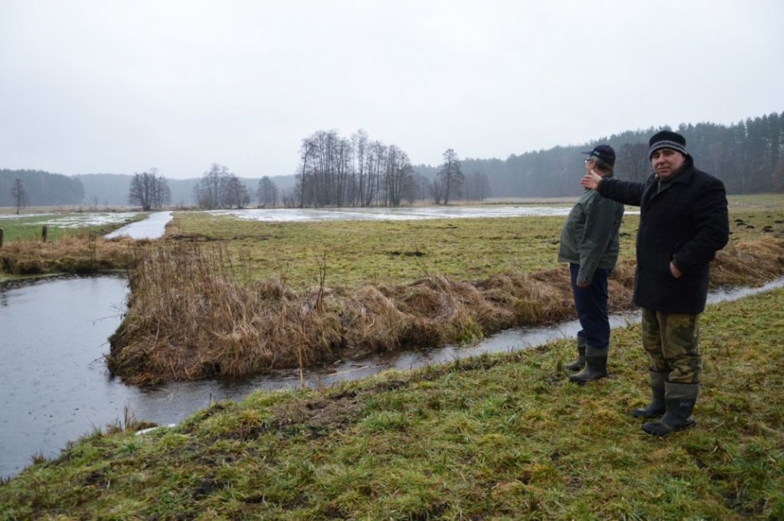 Zalewa ich rzeka. Nie mogą uprawiać swych pól Zalewa ich rzeka. Nie mogą uprawiać swych pól