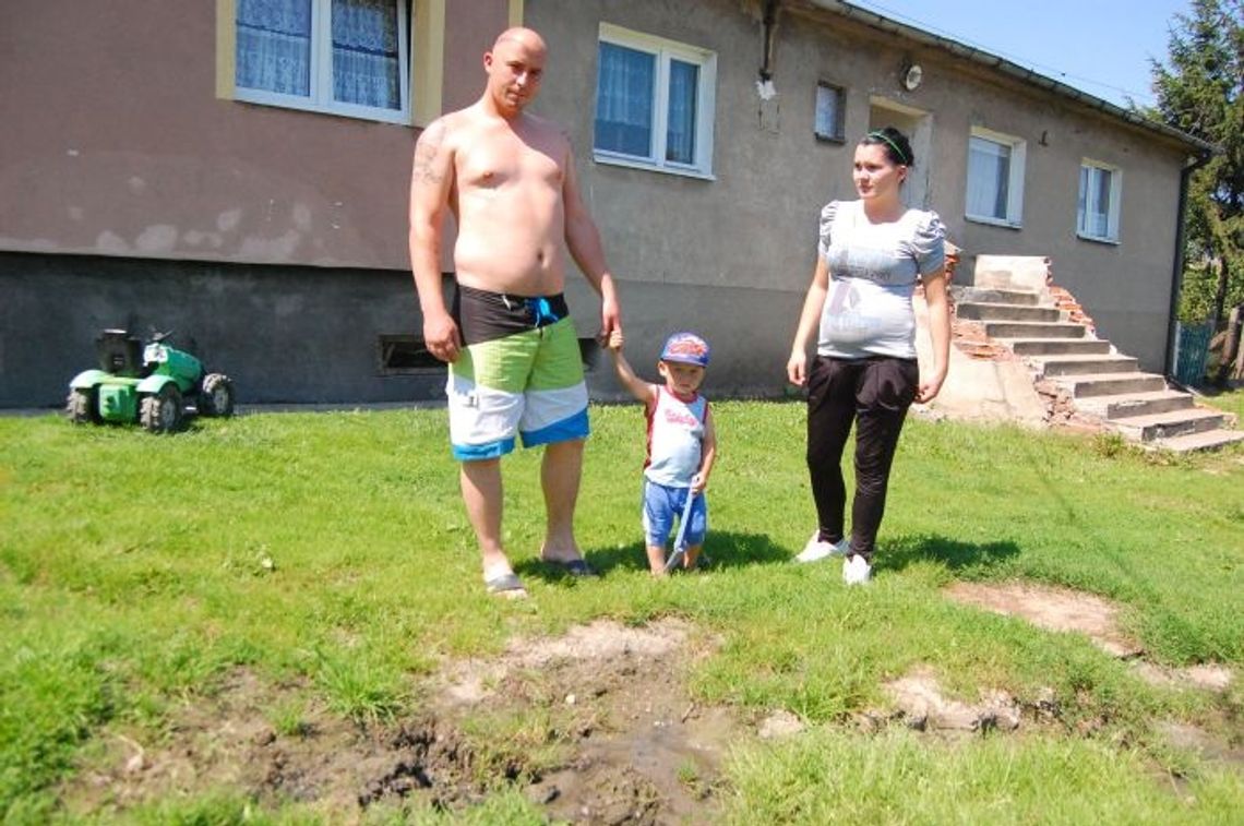 Zalewani przez szlam i ścieki Zalewani przez szlam i ścieki