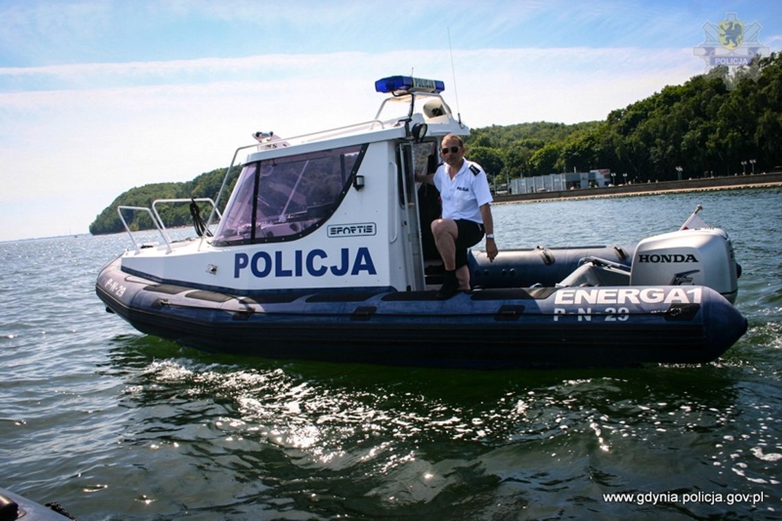 Załoga policyjnej łodzi uratowała dwie osoby dryfujące na deskach windsurfingowych