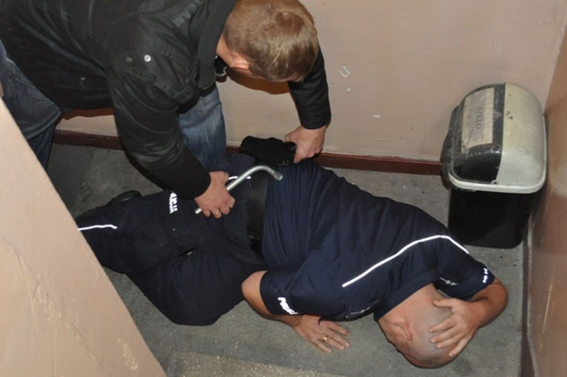 Zamach na policjanta - jak w "bandyckim" filmie Zamach na policjanta - jak w "bandyckim" filmie