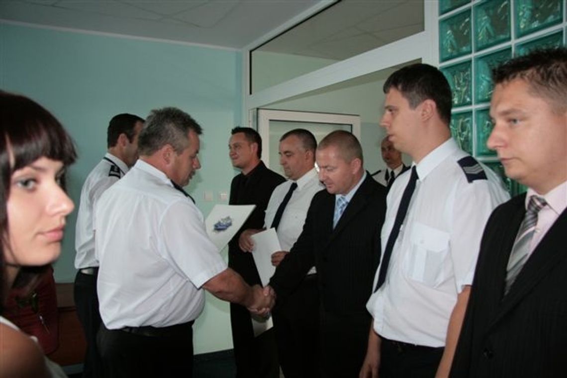 Zamiast kwiatów plecaki dla dzieci - starogardzcy policjanci z awansami i nagrodami Zamiast kwiatów plecaki dla dzieci - starogardzcy policjanci z awansami i nagrodami