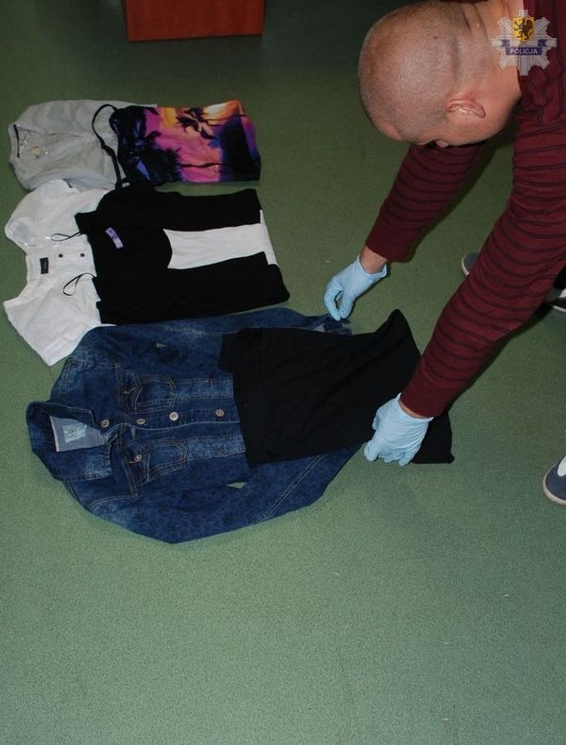 Zamieniały metki na ciuchach