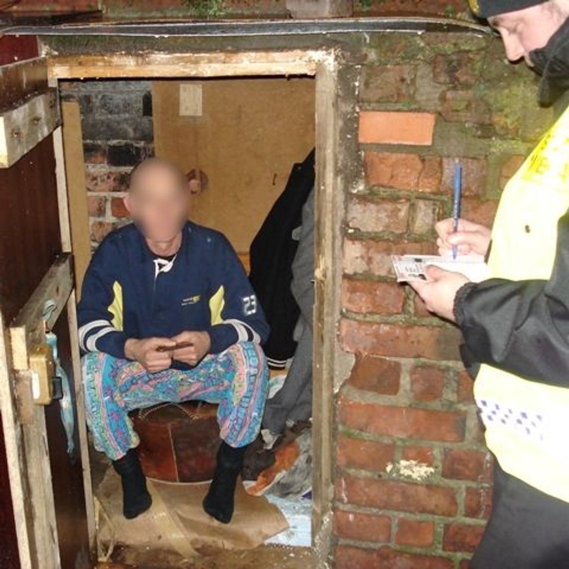 Zamieszkał we wnęce w murze Zamieszkał we wnęce w murze