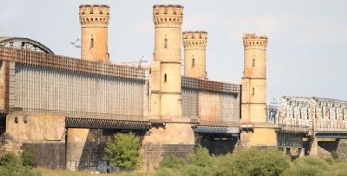 Zamknięto most przez Wisłę - dziura na wylot! Zamknięto most przez Wisłę - dziura na wylot!