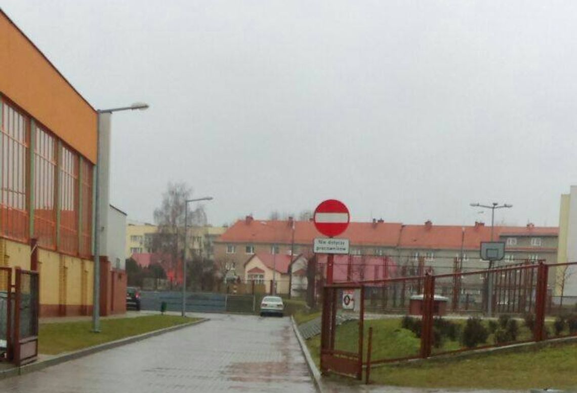 Zamknięty parking przeszkadza rodzicom Zamknięty parking przeszkadza rodzicom