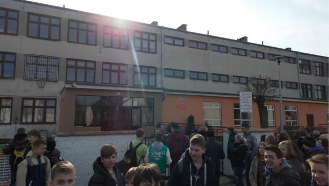 Zamontują kosz, naprawią ławki - Grupa GPEC dla Starogardu Zamontują kosz, naprawią ławki - Grupa GPEC dla Starogardu