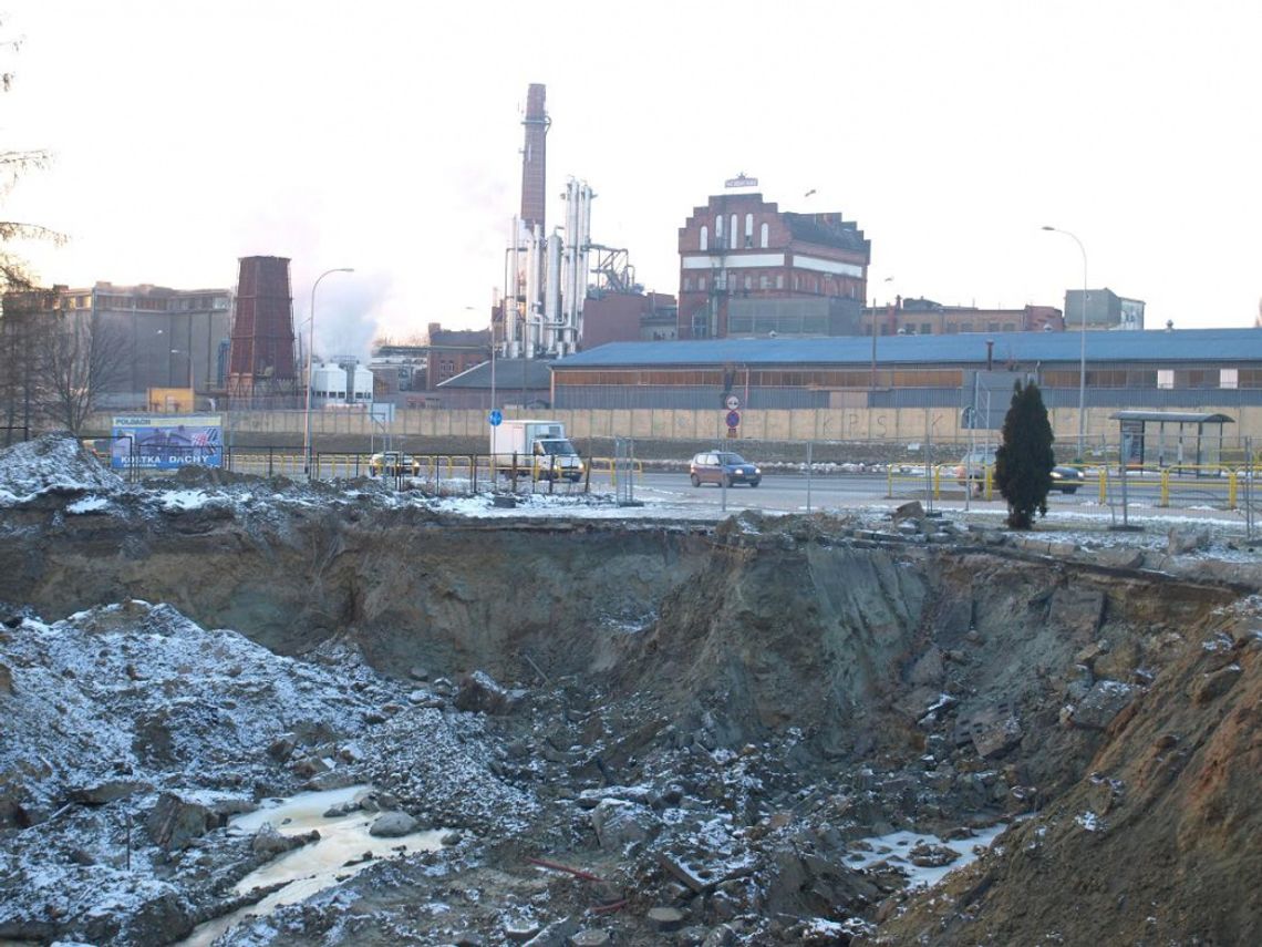 Zanieczyszczona ziemia po stacji paliw. Do gruntu przedostało się paliwo Zanieczyszczona ziemia po stacji paliw. Do gruntu przedostało się paliwo