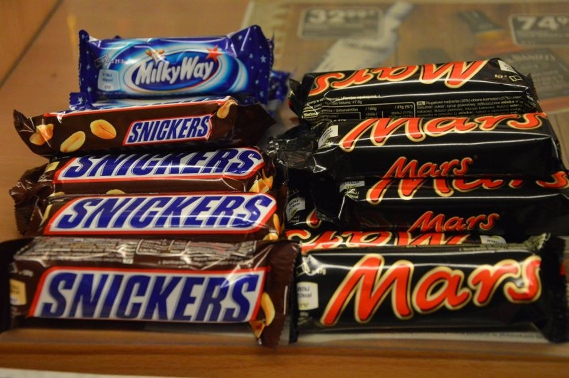 Zanieczyszczone plastikiem batony?! Wycofują ze sklepów batony Snickers, Milky Way i Mars!