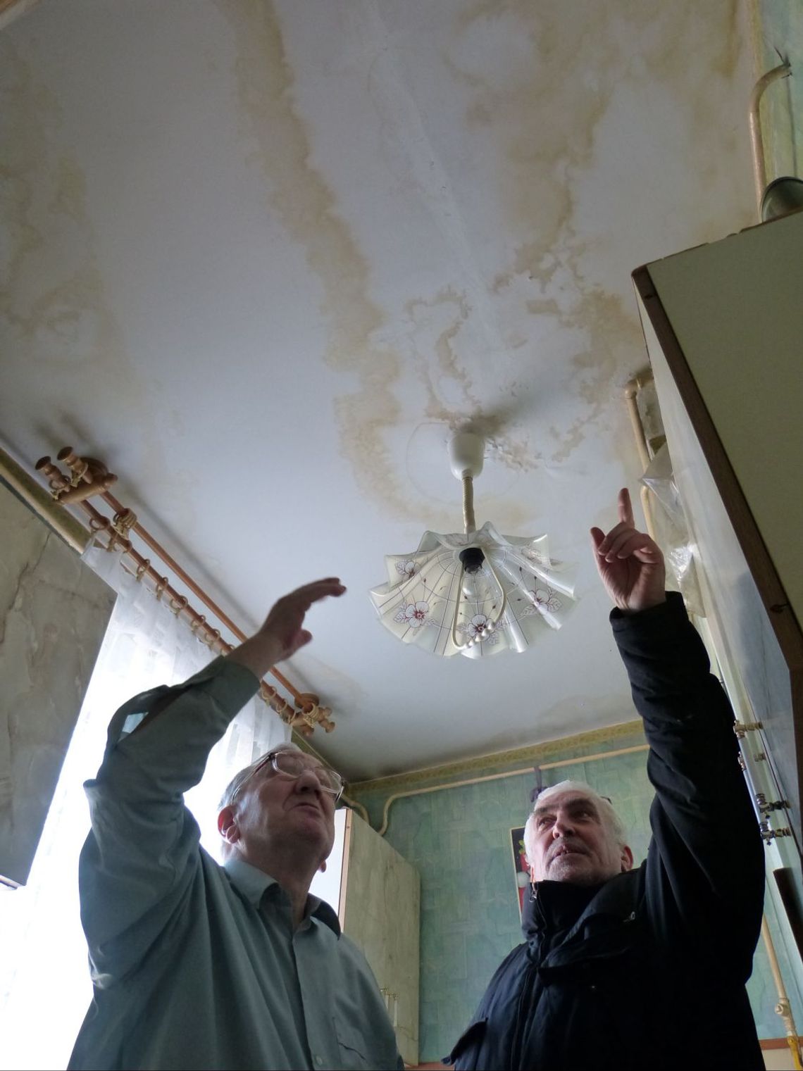 Zapłacili 100 tys. zł, a teraz leje się im na głowę