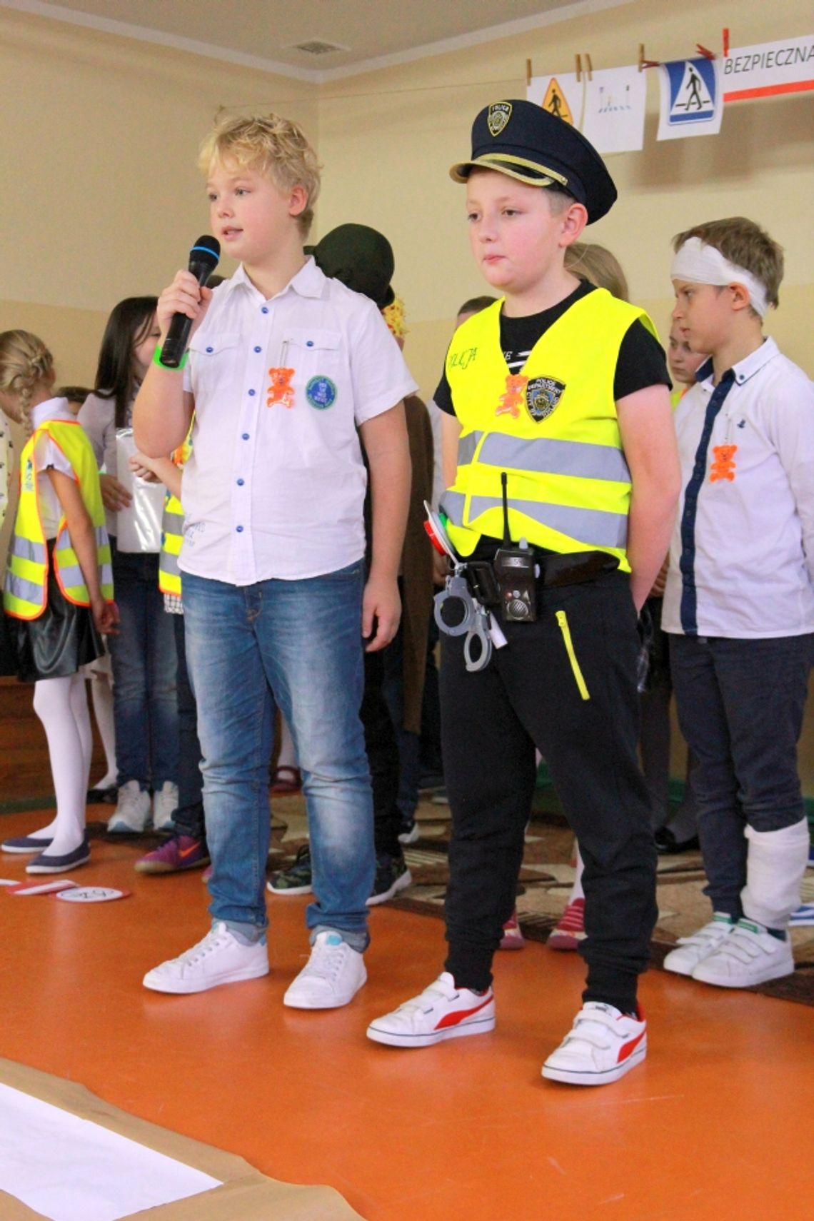 Zaprezentowali ciekawą inscenizację. „Bezpieczna droga do szkoły” Zaprezentowali ciekawą inscenizację. „Bezpieczna droga do szkoły”