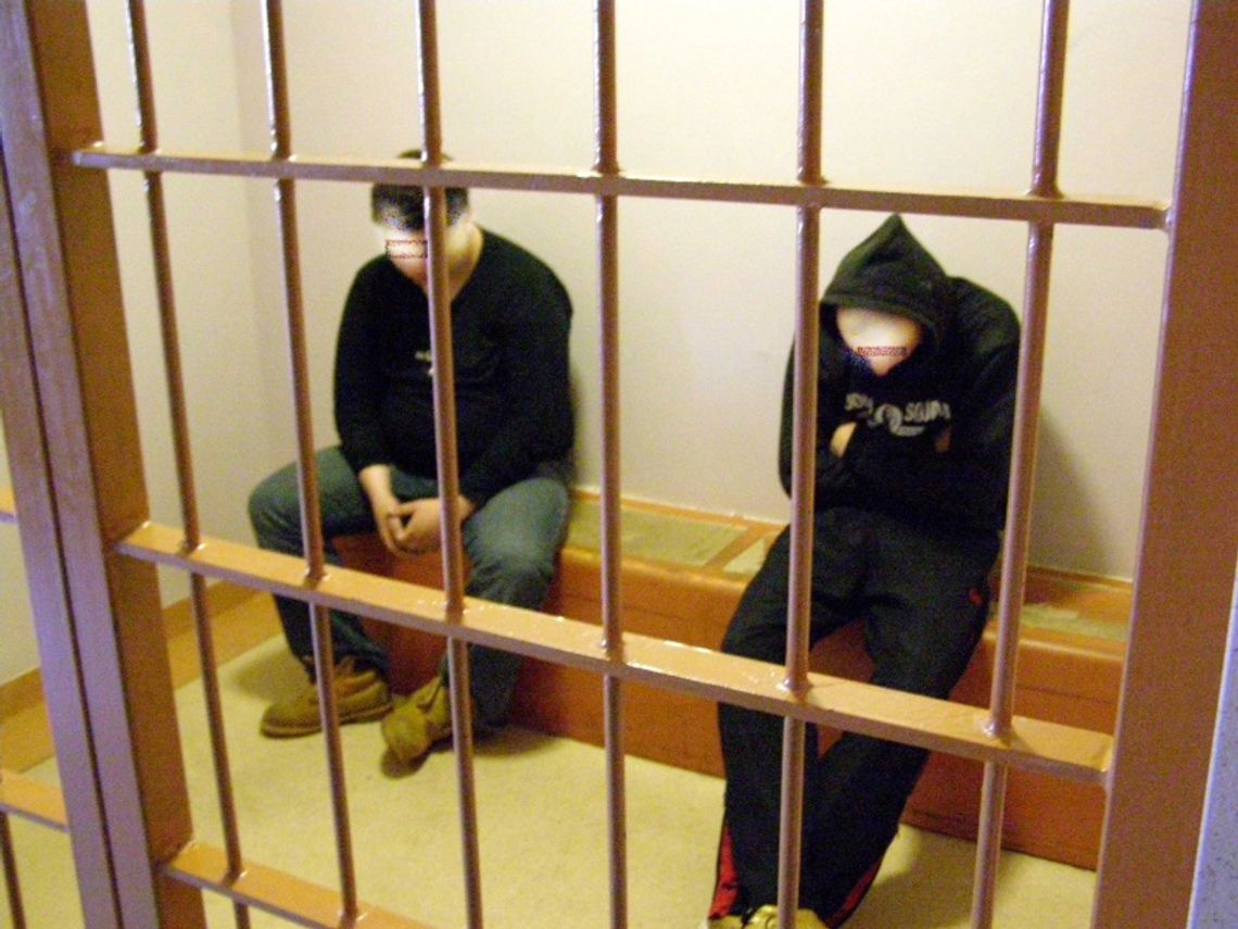 Zaprosili kolegę, aby go pobić i okraść 