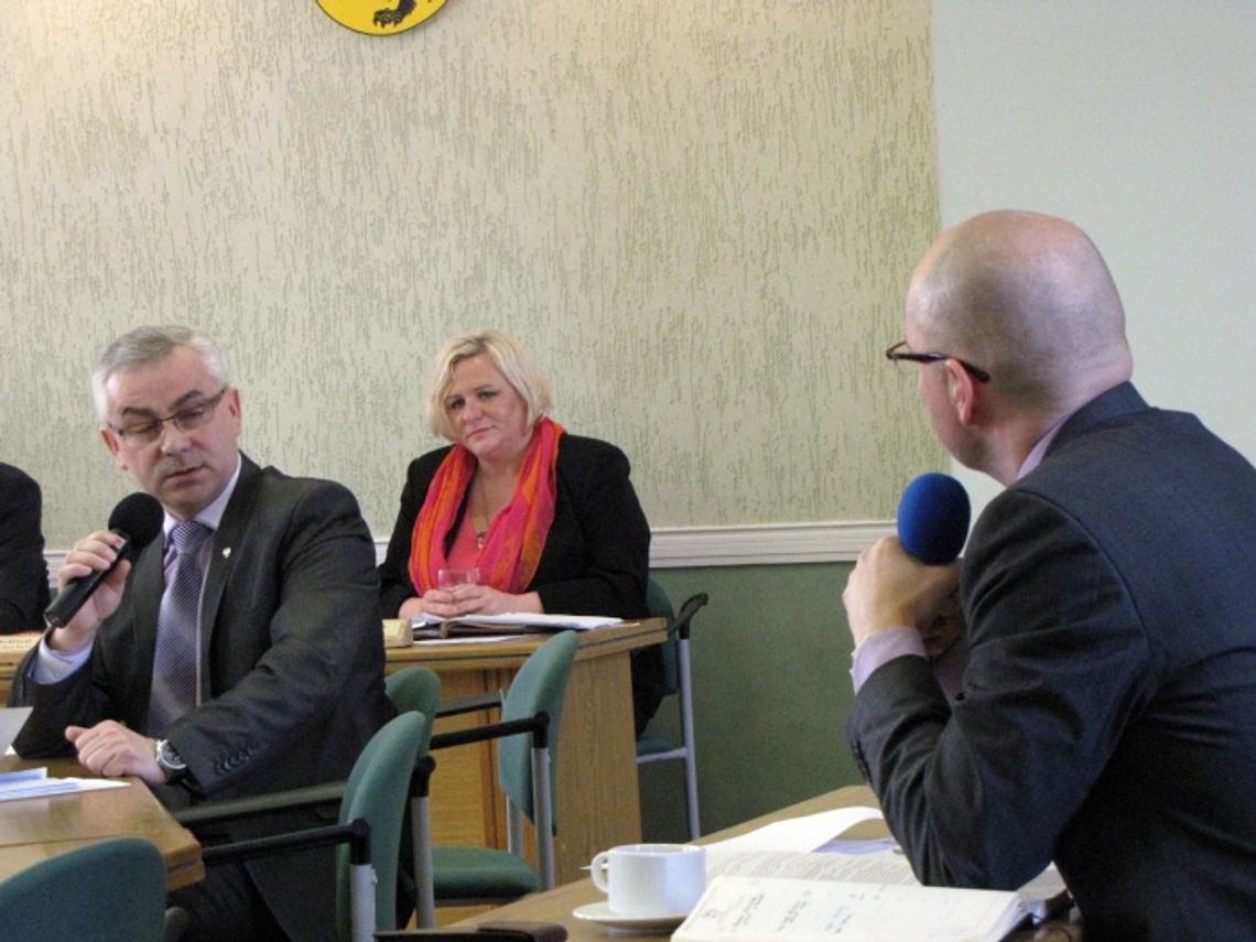 Zaproszenia z „lewej” ? Kontrowersje wokół gości biesiad literackich