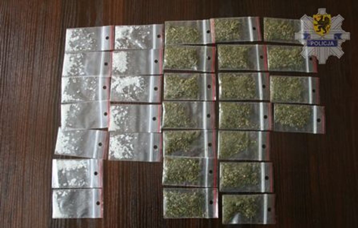 Zapukali do drzwi jednego z mieszkań, w garażu znaleźli "proszek"