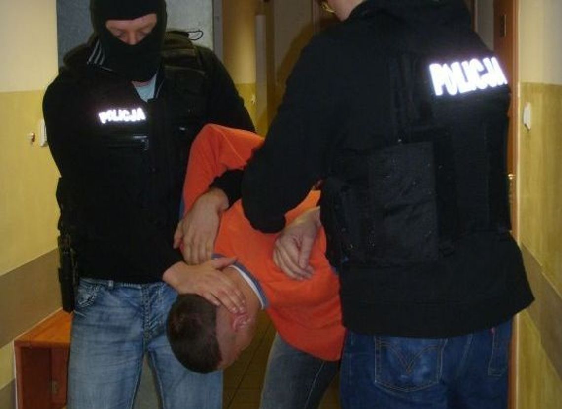 Zasadzka - ona dzwoniła, oni pobili adoratora do nieprzytomności