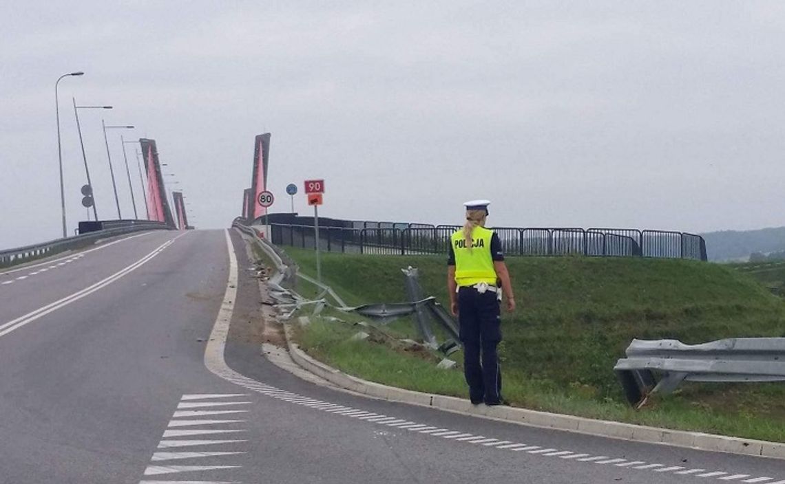 Zasnął za kierownicą tira - zniszczył barierki i znak