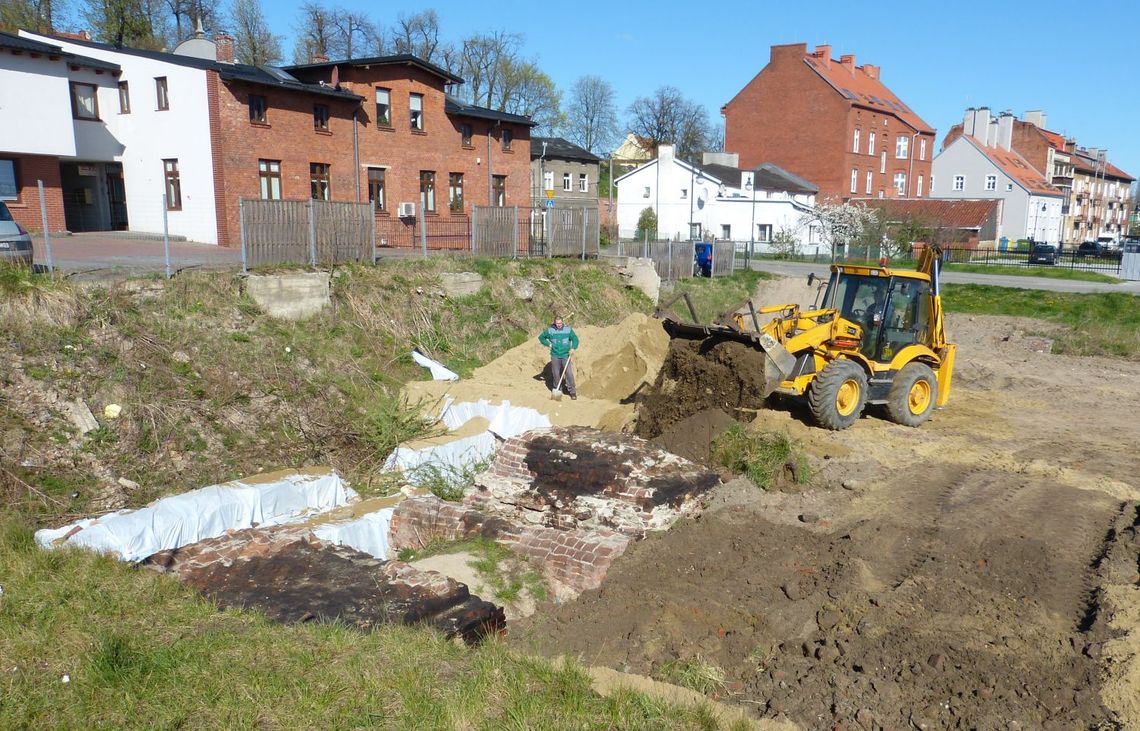 Zasypują ruiny zamku! "Folia" i ziemia wystarczą?