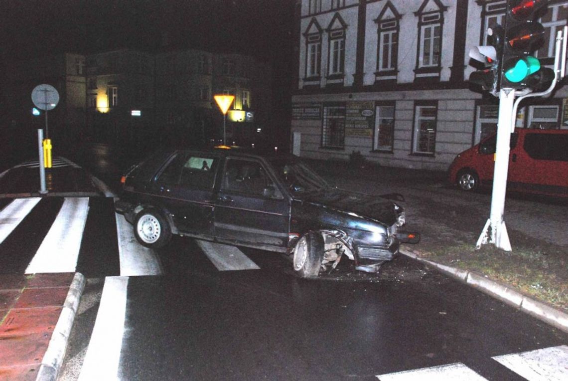 Zatrzymała się na sygnalizatorze, uciekła i zgłosiła kradzież rozbitego auta Zatrzymała się na sygnalizatorze, uciekła i zgłosiła kradzież rozbitego auta