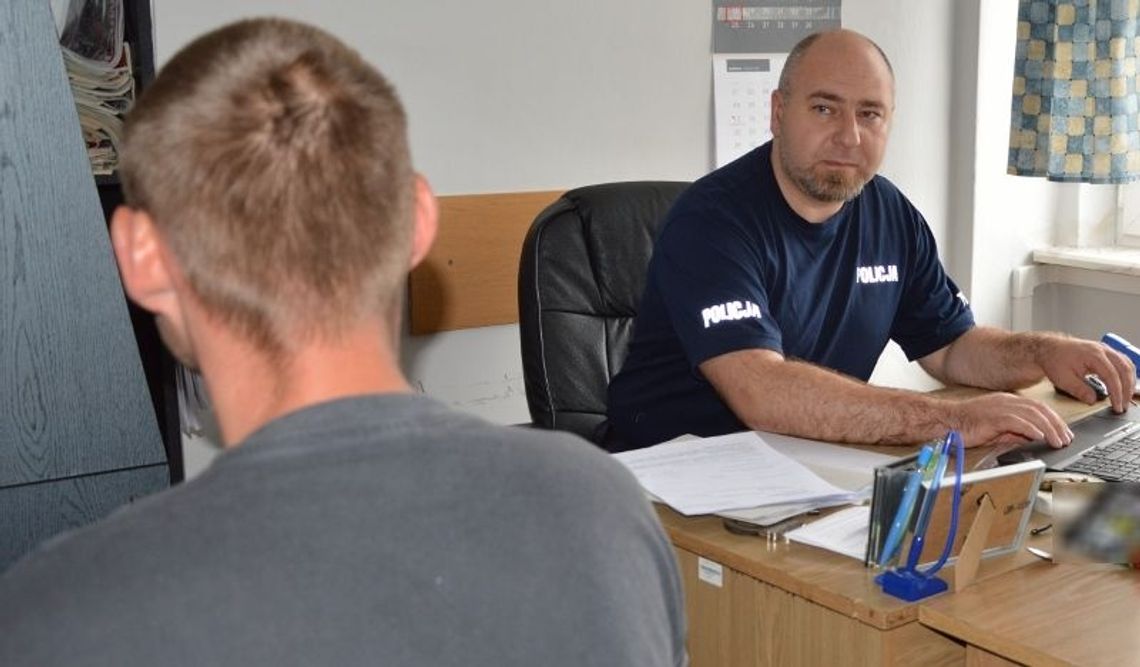 Zatrzymali, bo myśleli, że jest poszukiwany. Nie był, a i tak grozi mu rok więzienia Zatrzymali, bo myśleli, że jest poszukiwany. Nie był, a i tak grozi mu rok więzienia