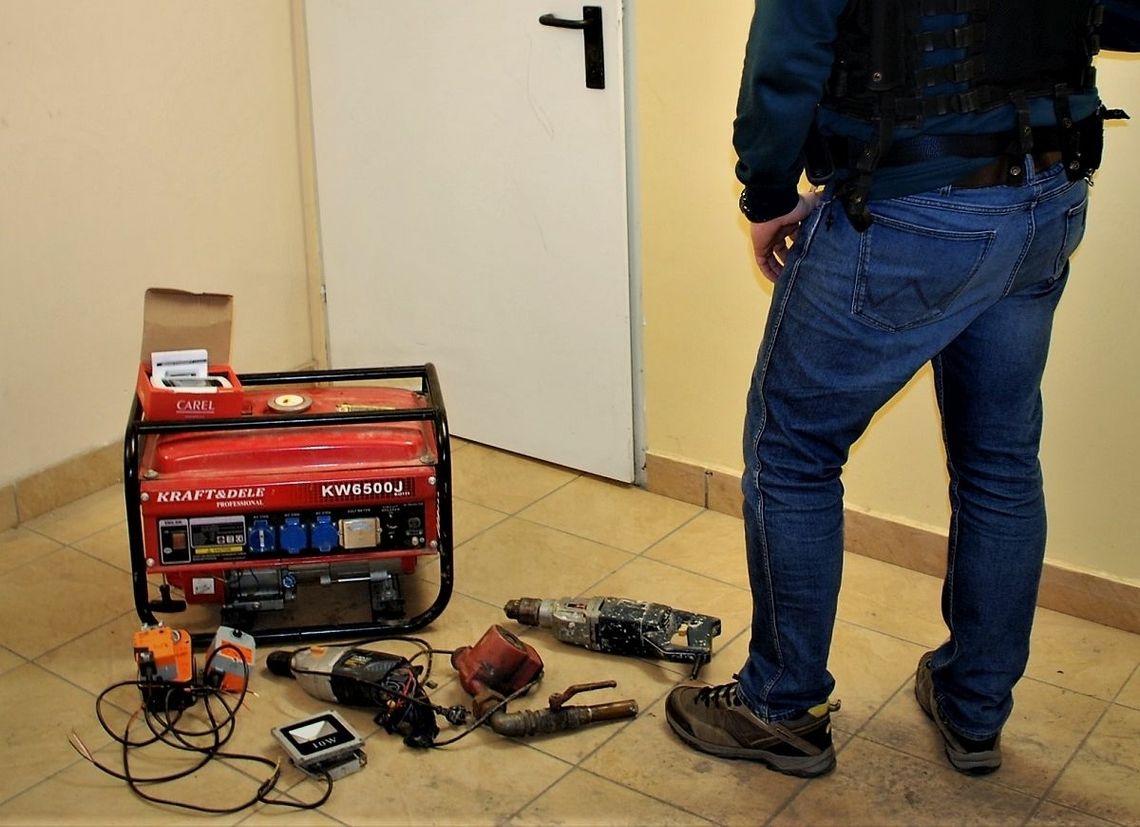 Zatrzymanie czterech osób, które odpowiedzą za włamania i kradzieże Zatrzymanie czterech osób, które odpowiedzą za włamania i kradzieże