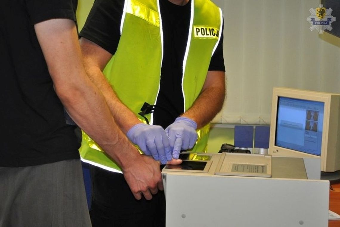 Zatrzymano handalarza narkotyków. Miał w mieszkaniu ponad 100 gram marihuany Zatrzymano handalarza narkotyków. Miał w mieszkaniu ponad 100 gram marihuany