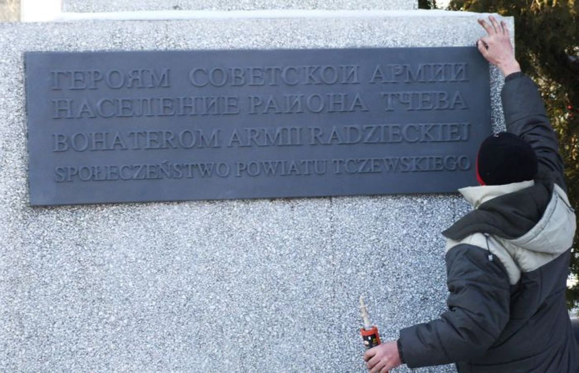 Zawisła nowa tablica na pomniku upamiętniającym sowieckich czerwonoarmistów Zawisła nowa tablica na pomniku upamiętniającym sowieckich czerwonoarmistów