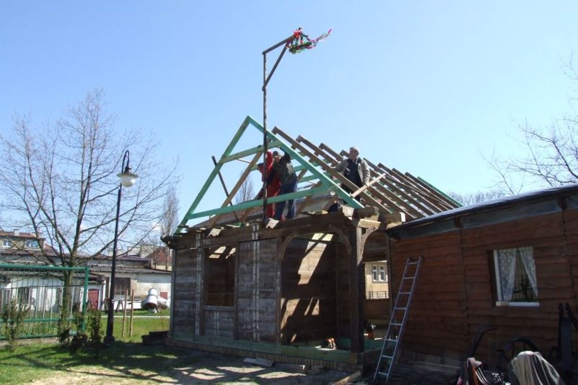 Zawisła tradycyjna wiecha - za miesiąc otwarcie „poniatówki” Zawisła tradycyjna wiecha - za miesiąc otwarcie „poniatówki”