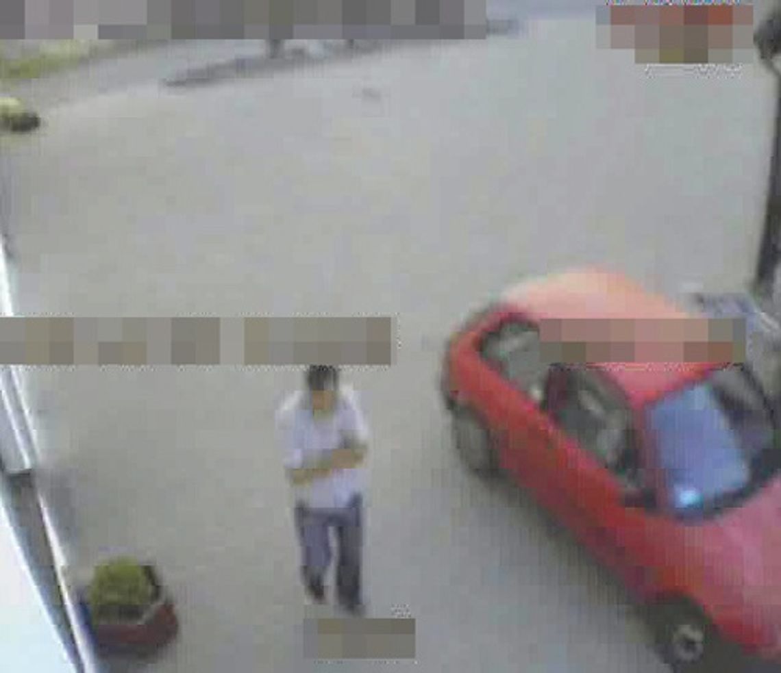 Zboczeniec na deptaku w Charzykowach Zboczeniec na deptaku w Charzykowach