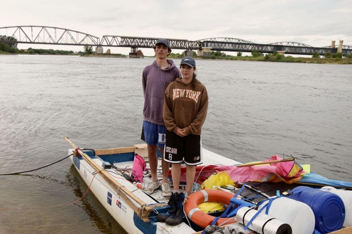 Zbudowali własny katamaran i płyną setki mil