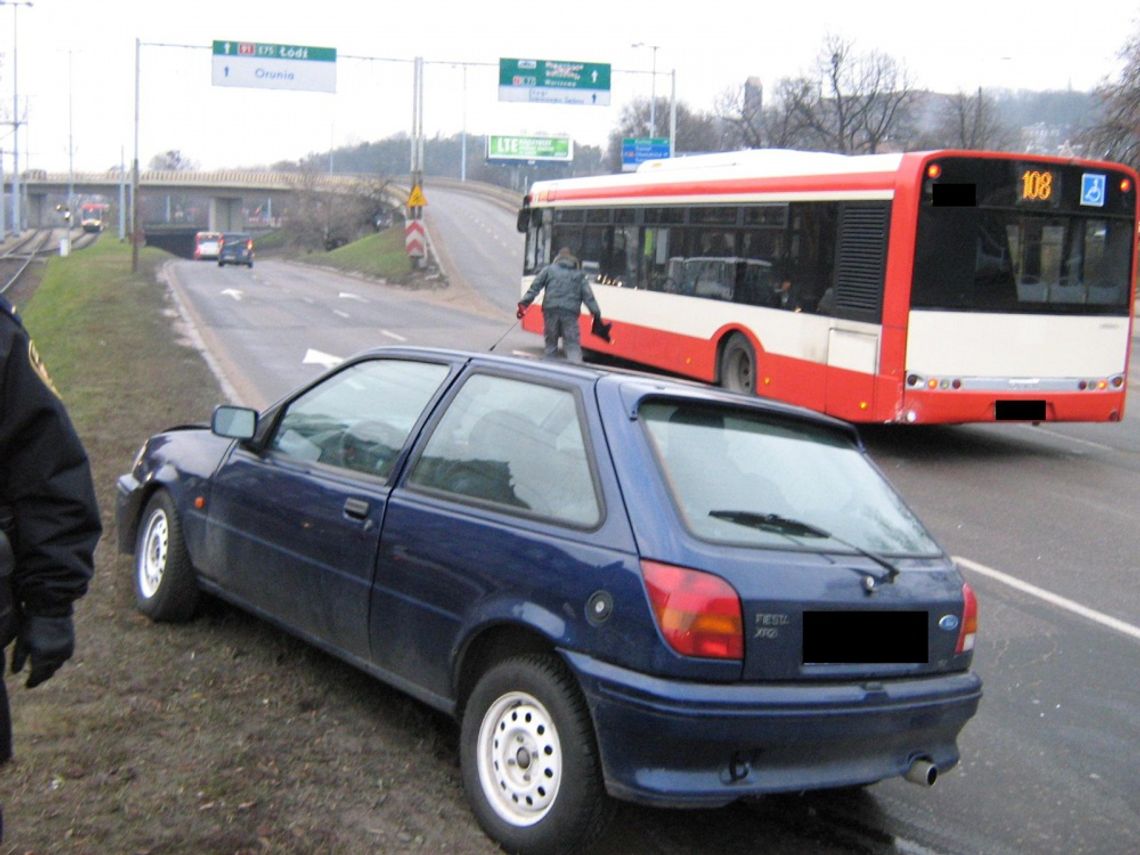 Zderzenie autobusu z samochodem osobowym w Gdańsku